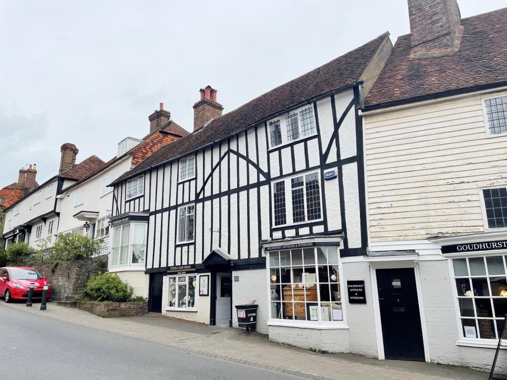Lot: 93 - WELL PRESENTED FLAT IN VILLAGE CENTRE -
